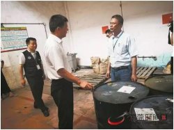 石碣鎮(zhèn)黨委書記親自帶隊(duì)開展環(huán)保督導(dǎo)行動(dòng) 現(xiàn)場(chǎng)查封一家企業(yè)