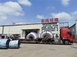 東鴻請來吊車發(fā)貨，一天發(fā)4車廢氣處理設(shè)備，車車都是17.5米大拖頭