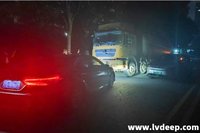 松山湖分局聯(lián)合城管分局連續(xù)蹲點(diǎn)，截停偷排槽罐車